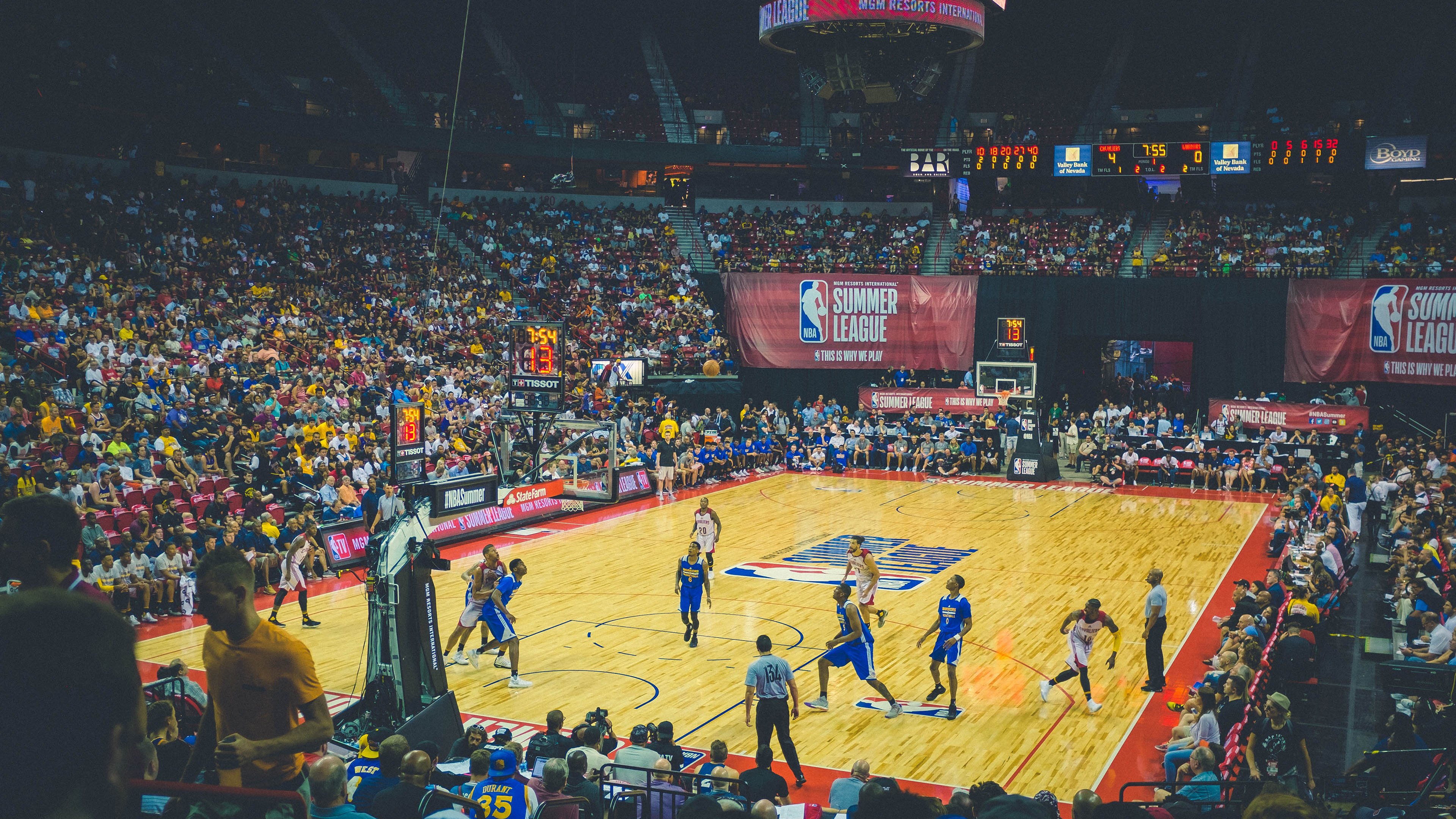 中国篮球场边科技应用日益普及，比赛更精彩，中国篮球球场规格